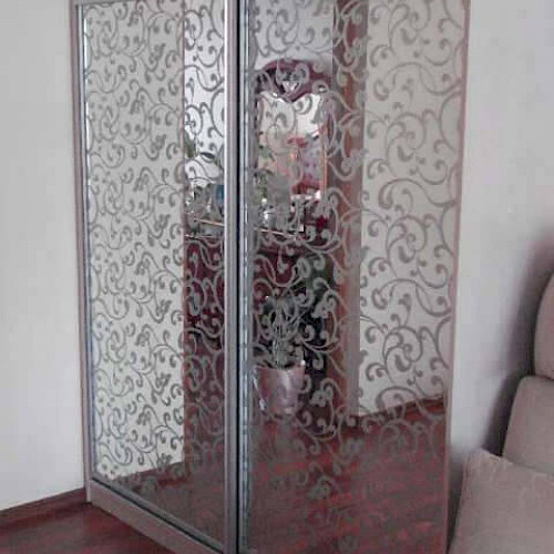 Корпусный шкаф-купе с зеркальными дверями и пескоструйным рисунком