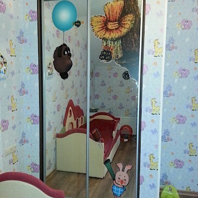 Встроенный шкаф-купе с фотопечатью на зеркале в детскую